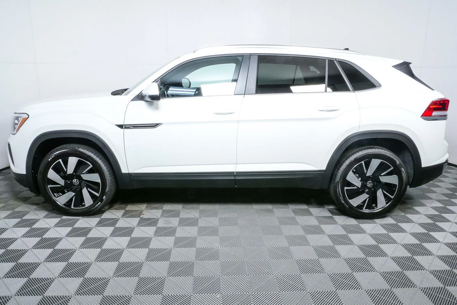 New 2026 Opal White Pearl Volkswagen 2.0T SE w/Technology image 29