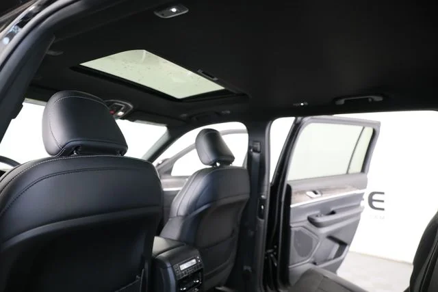 New 2026 Diamond Black Crystal Pearl-Coat Exterior Paint Jeep Altitude image 22