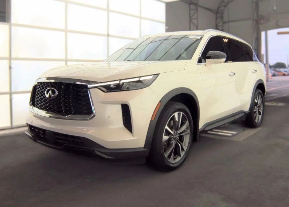 Certified Used 2023 White INFINITI LUXE image 1
