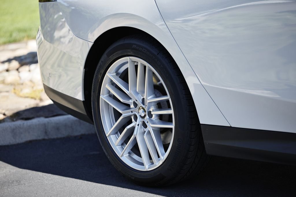 2025 BMW 5 Series 530i - Photo 6