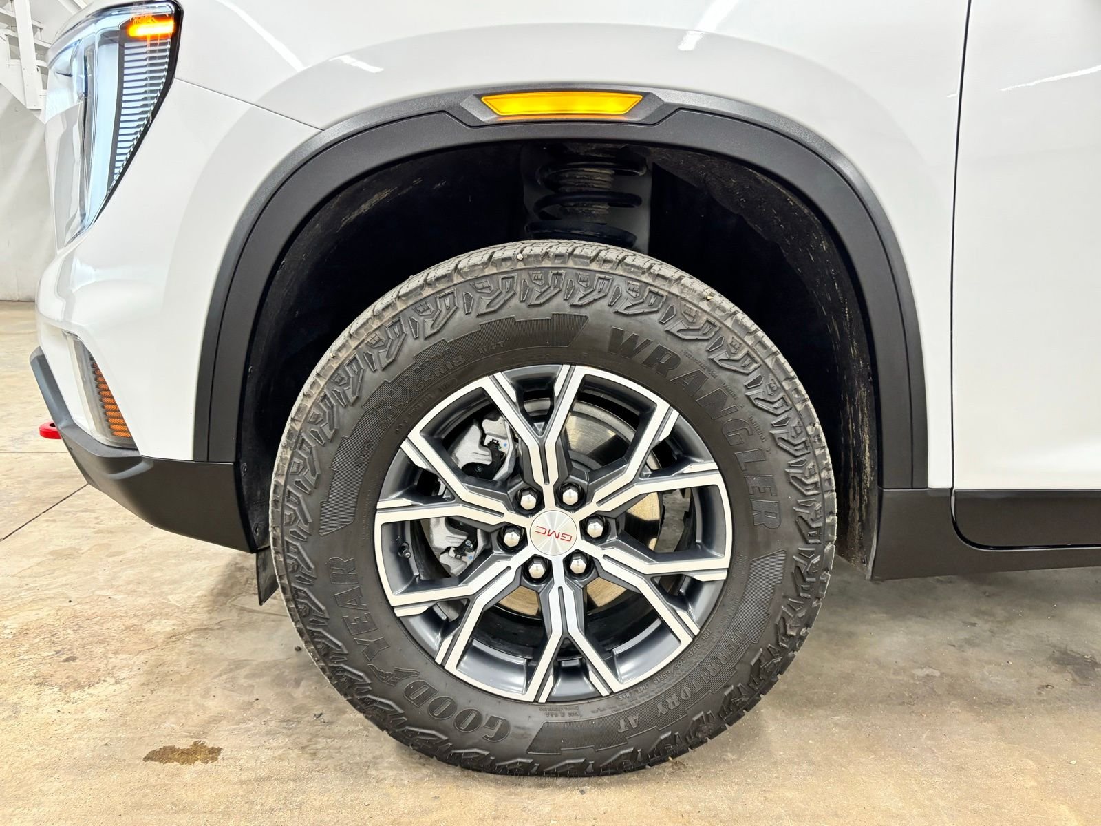 Used 2025 White GMC AT4 image 9