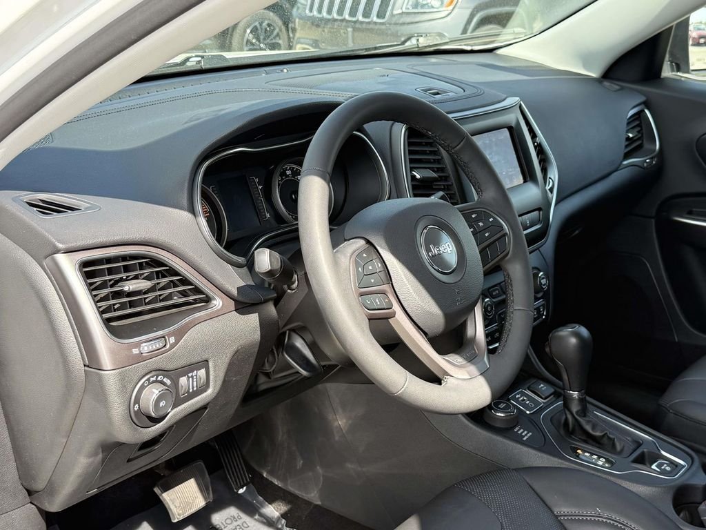Used 2021 White Jeep Latitude Lux image 2