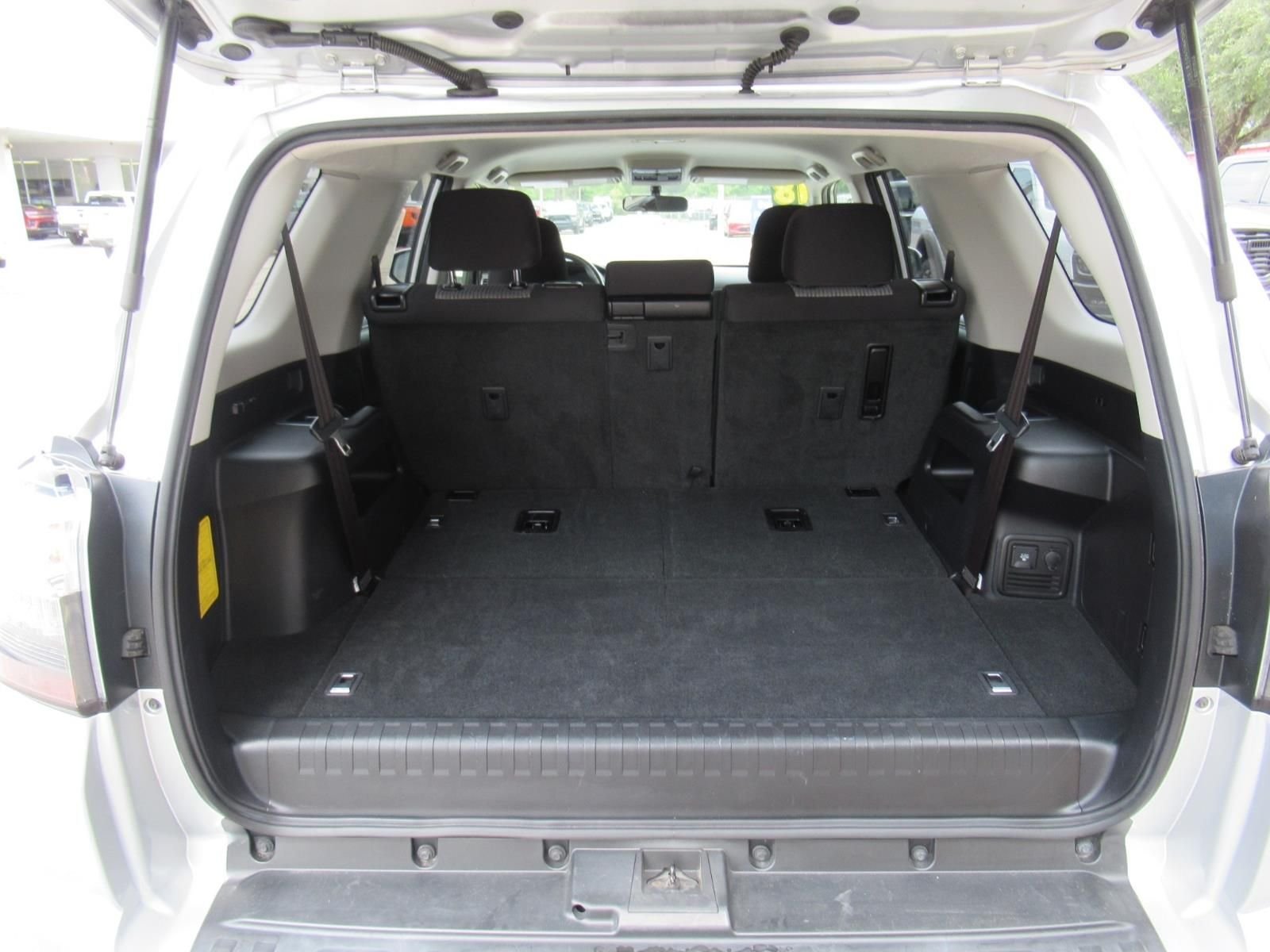 Used 2018 Silver Toyota SR5 image 33