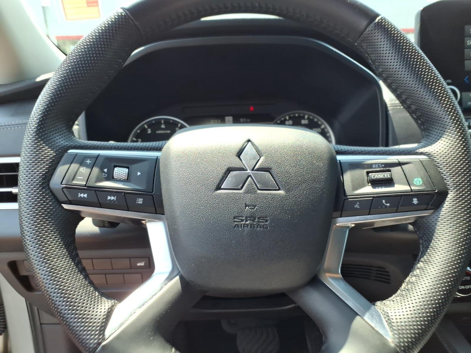 Used 2023 Alloy Silver Metallic Mitsubishi SE image 27