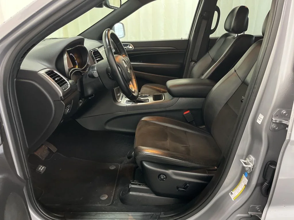 Used 2019 Silver Jeep Altitude image 3