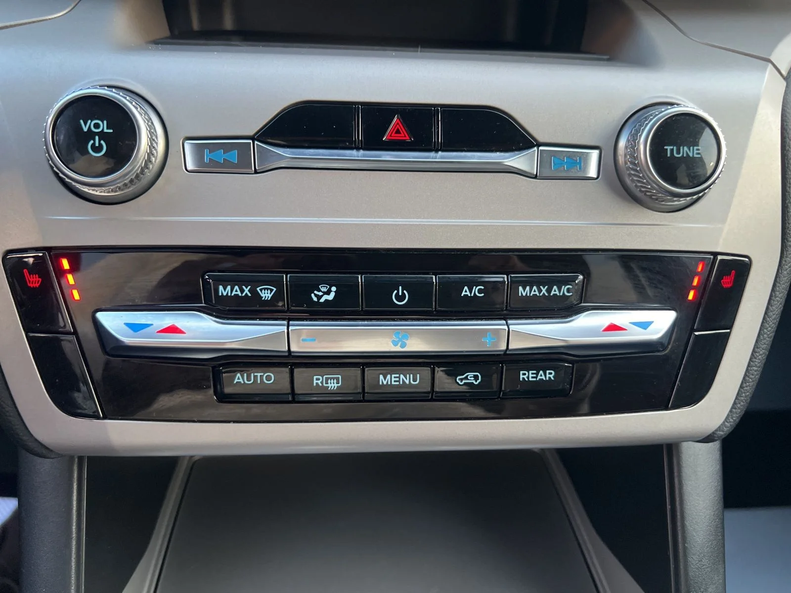 Used 2023 Agate Black Metallic Ford XLT image 18