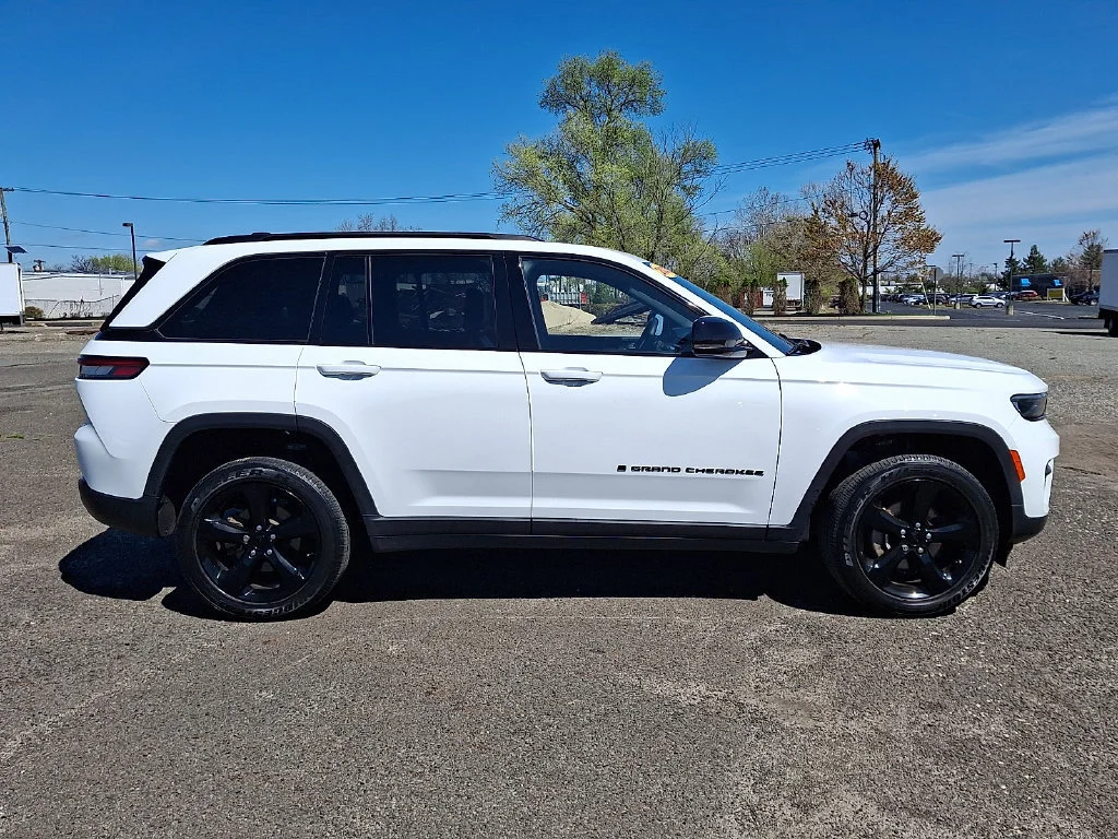 Used 2023 Bright White Clearcoat Jeep Altitude image 13