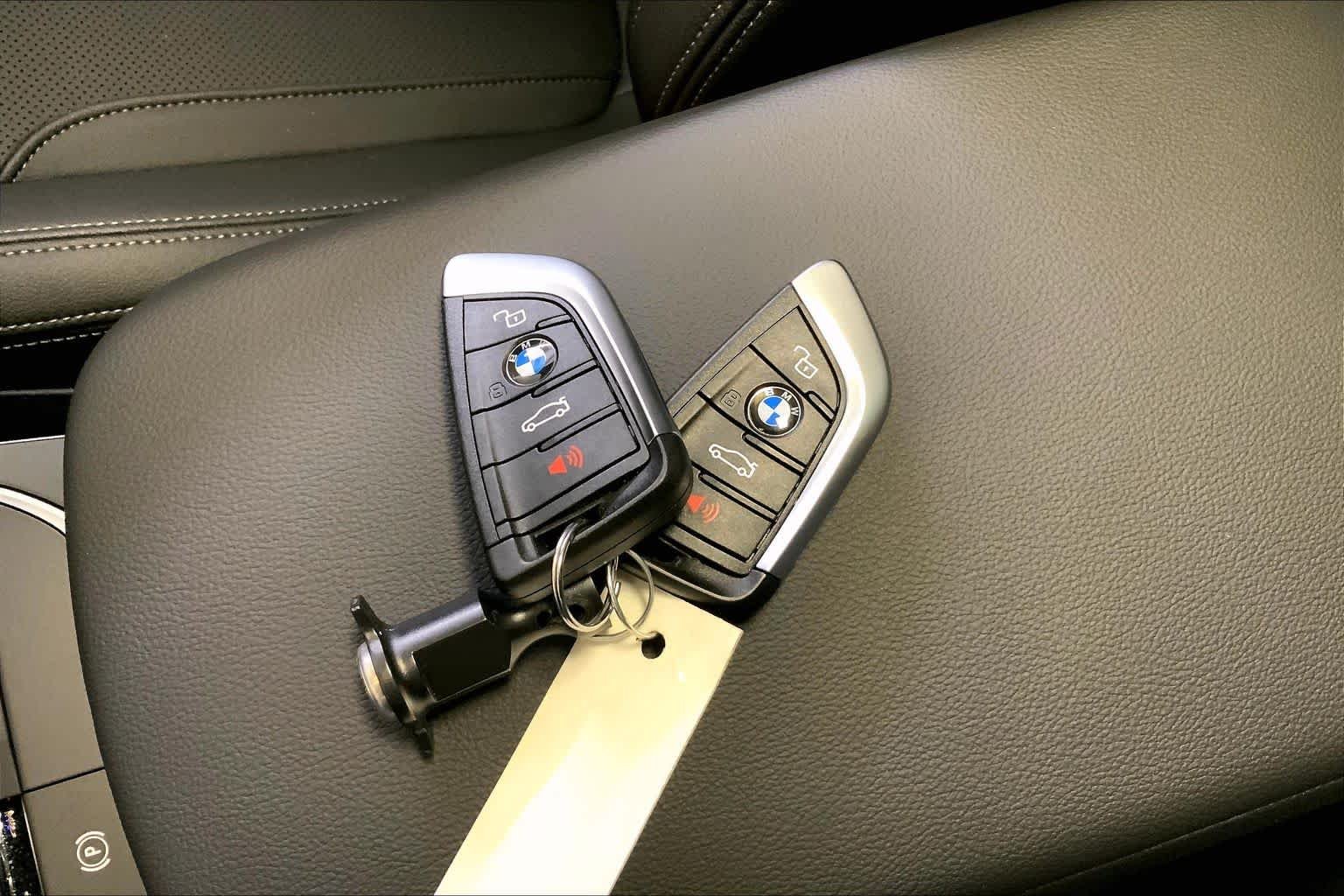 Used 2024 Skyscraper Grey Metallic BMW xDrive30i image 14