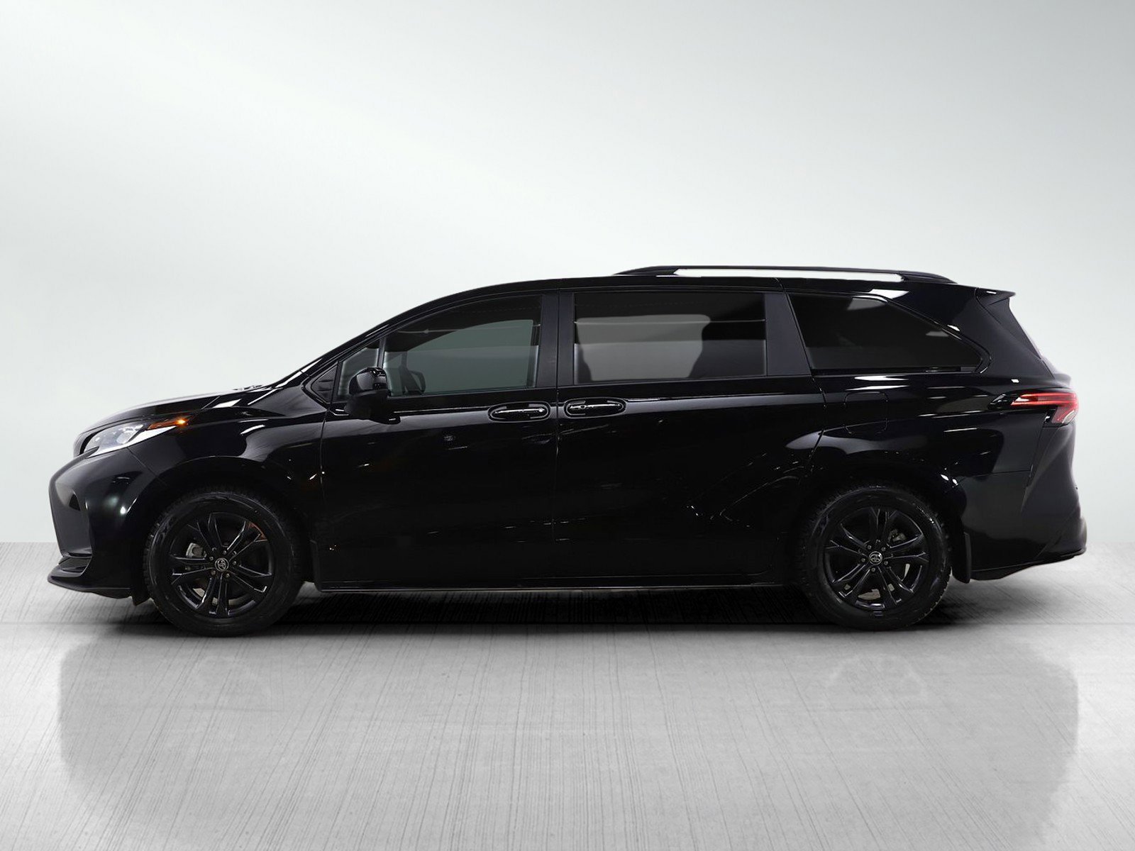 Used 2025 Toyota Sienna LE with VIN 5TDGSKFC0SS210250 for sale in Burnsville, Minnesota