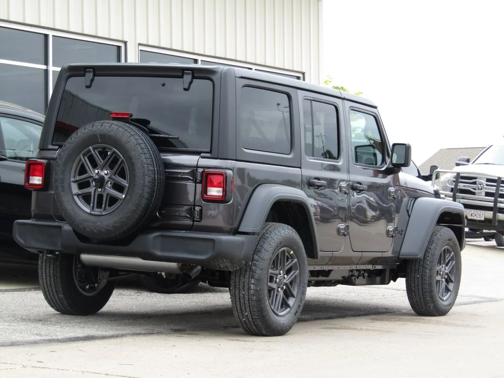 New 2026 Granite Crystal Metallic Clearcoat Jeep Sport RHD image 3