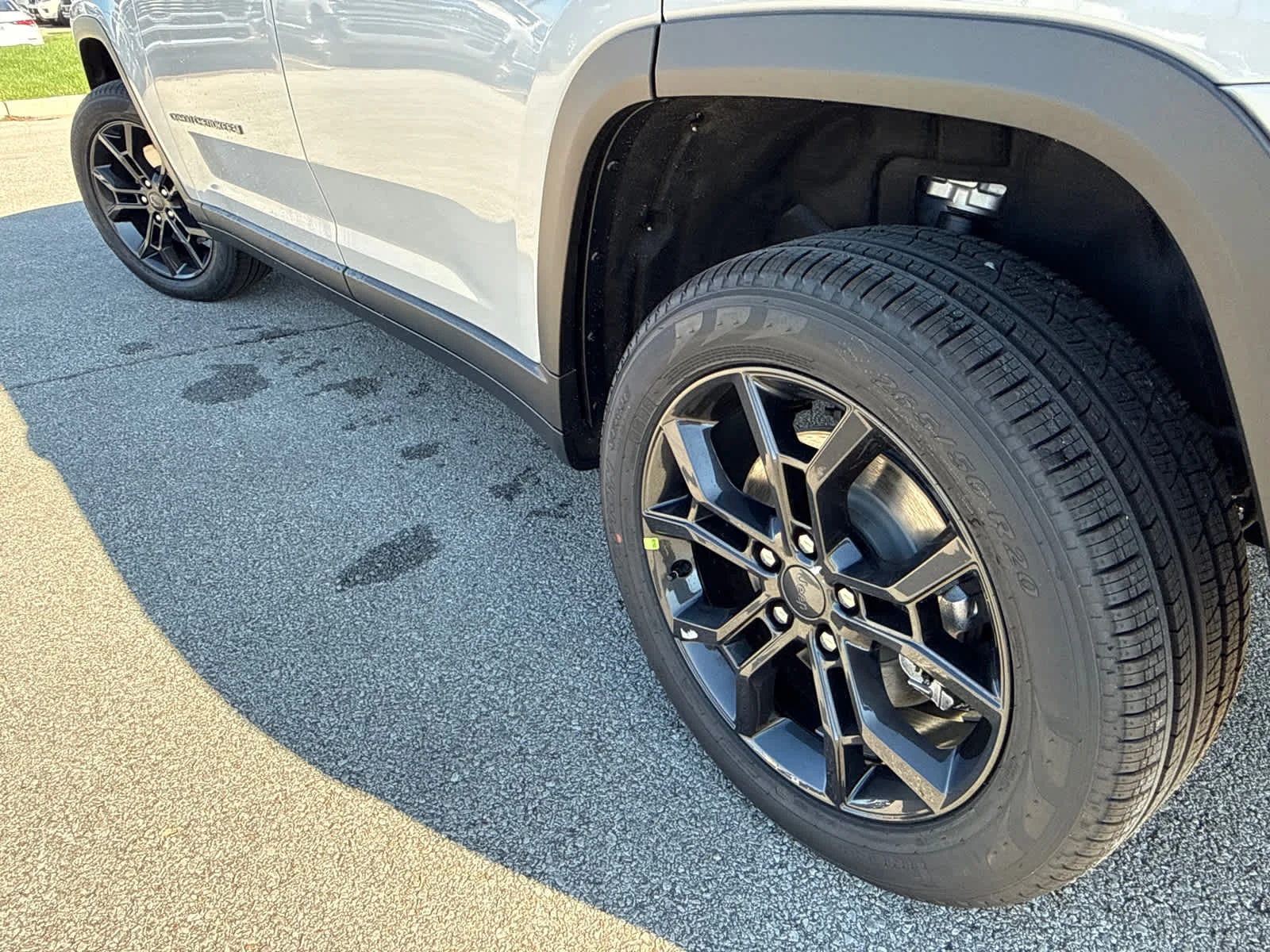 New 2025 Silver Zynith Exterior Paint Jeep Limited image 16