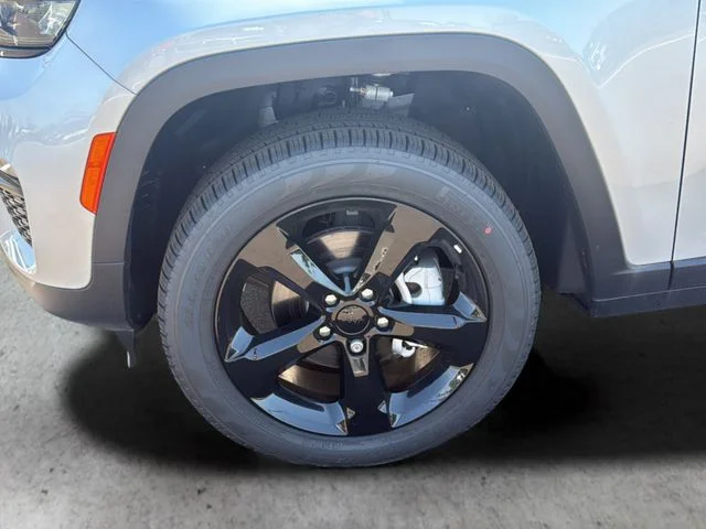 New 2025 Silver Zynith Exterior Paint Jeep Limited image 30