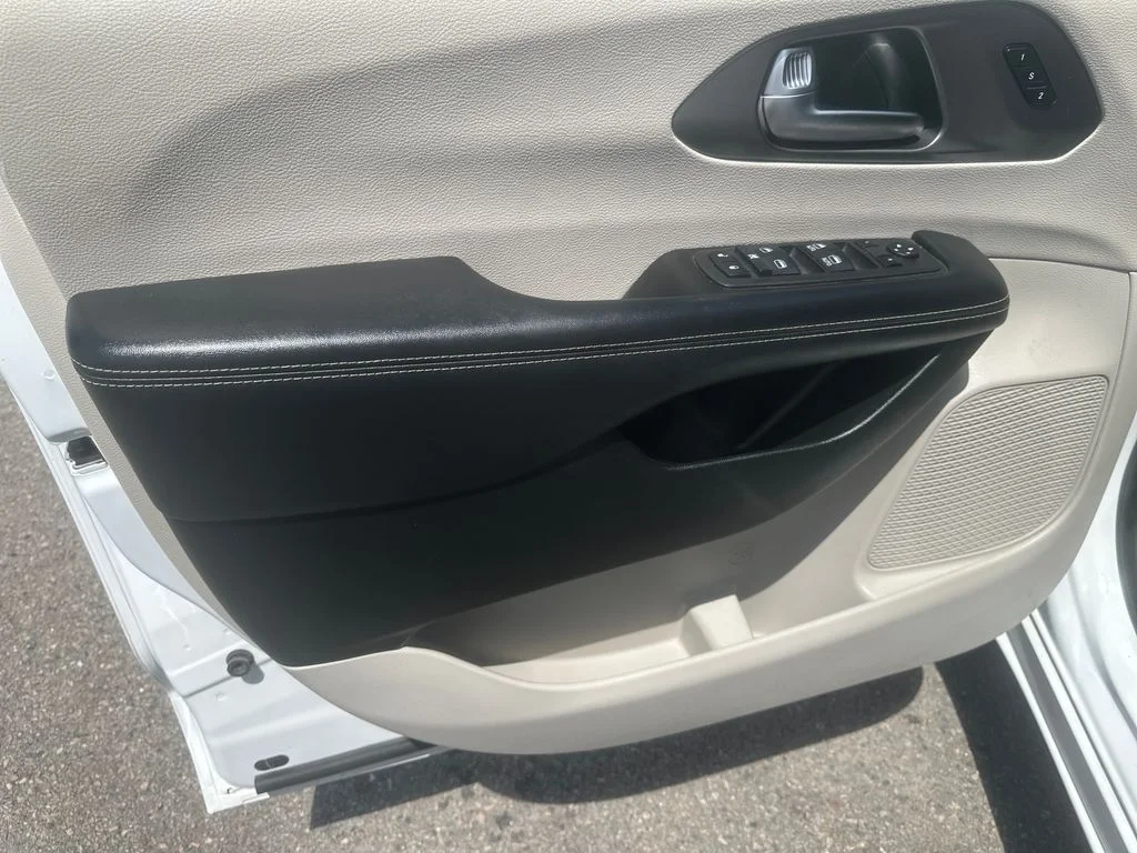 Used 2022 White Chrysler Touring L image 10