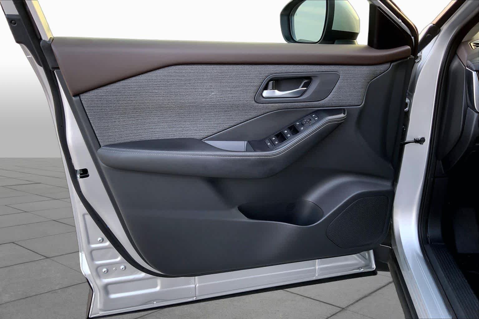 Used 2022 Brilliant Silver Metallic Nissan SV image 19