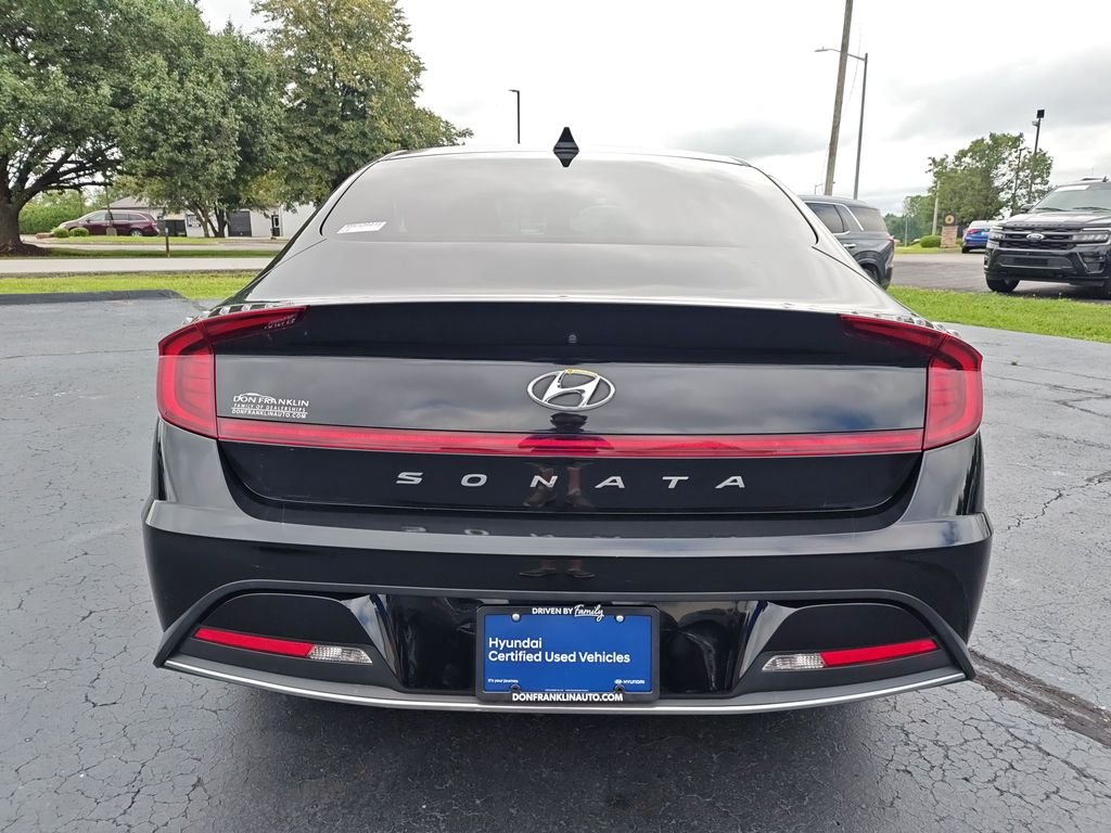Used 2021 Black Hyundai SE image 4
