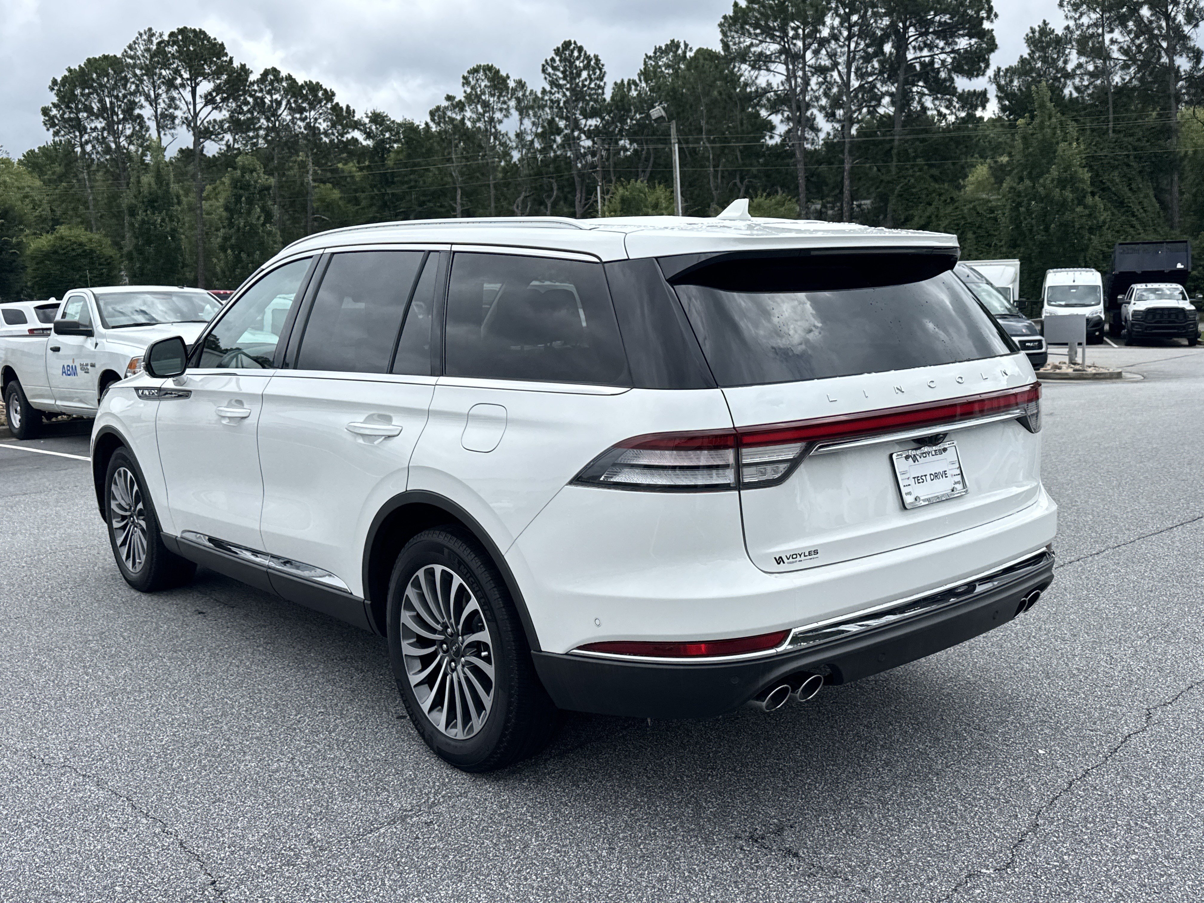 Used 2023 White Metallic Lincoln Reserve image 6