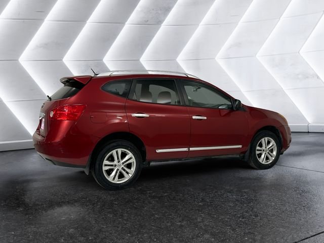 Used 2015 Red Nissan S image 4