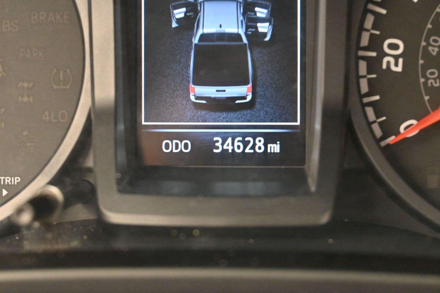 Used 2022 White Toyota SR V6 image 19