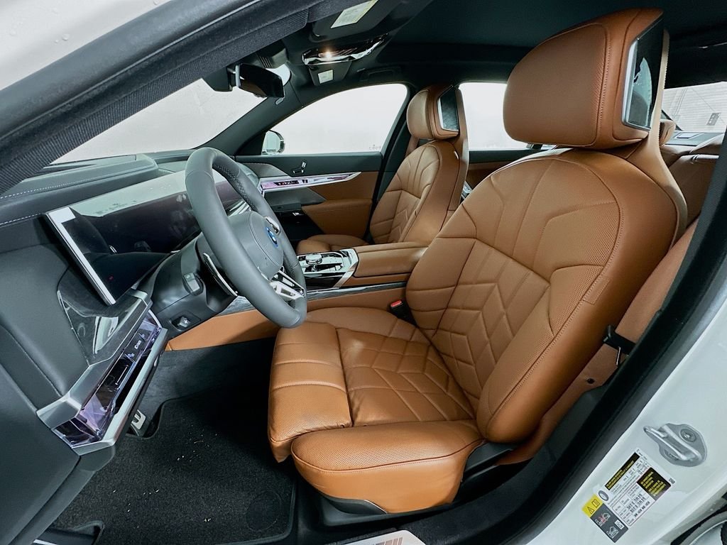 2025 BMW 7 Series 750e - Photo 16