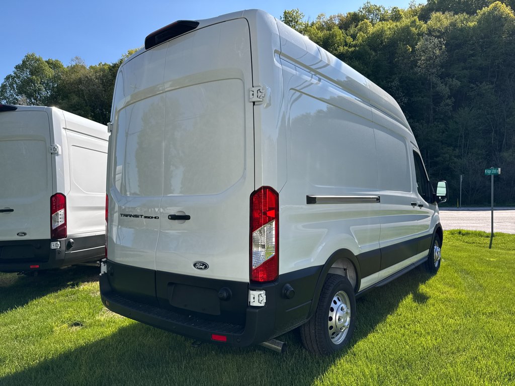 New 2026 Oxford White Ford Base w/9,950 lb. GVWR image 20