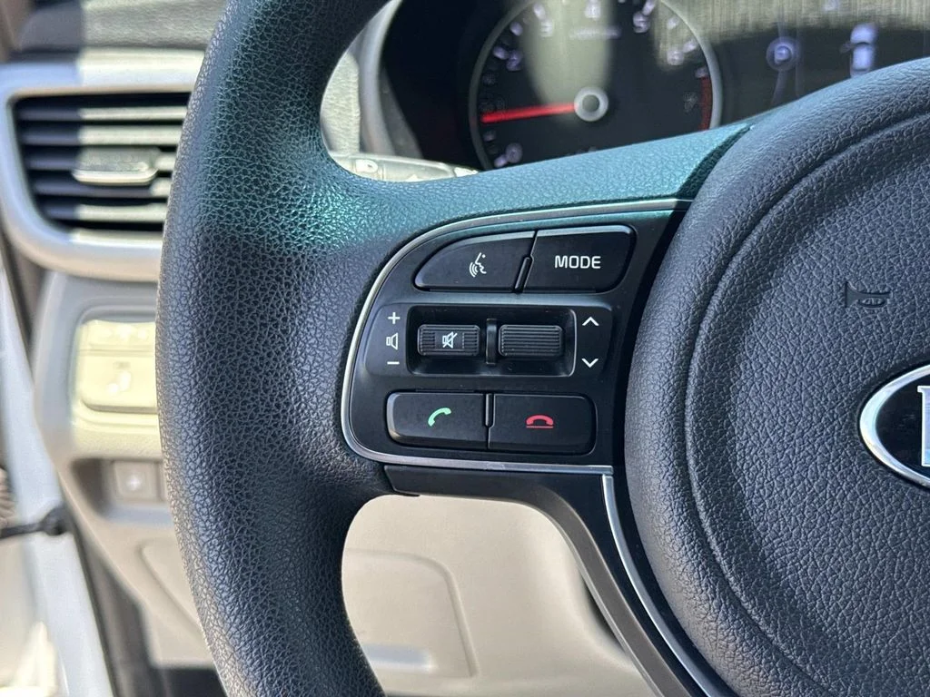 Used 2018 White Kia LX image 39
