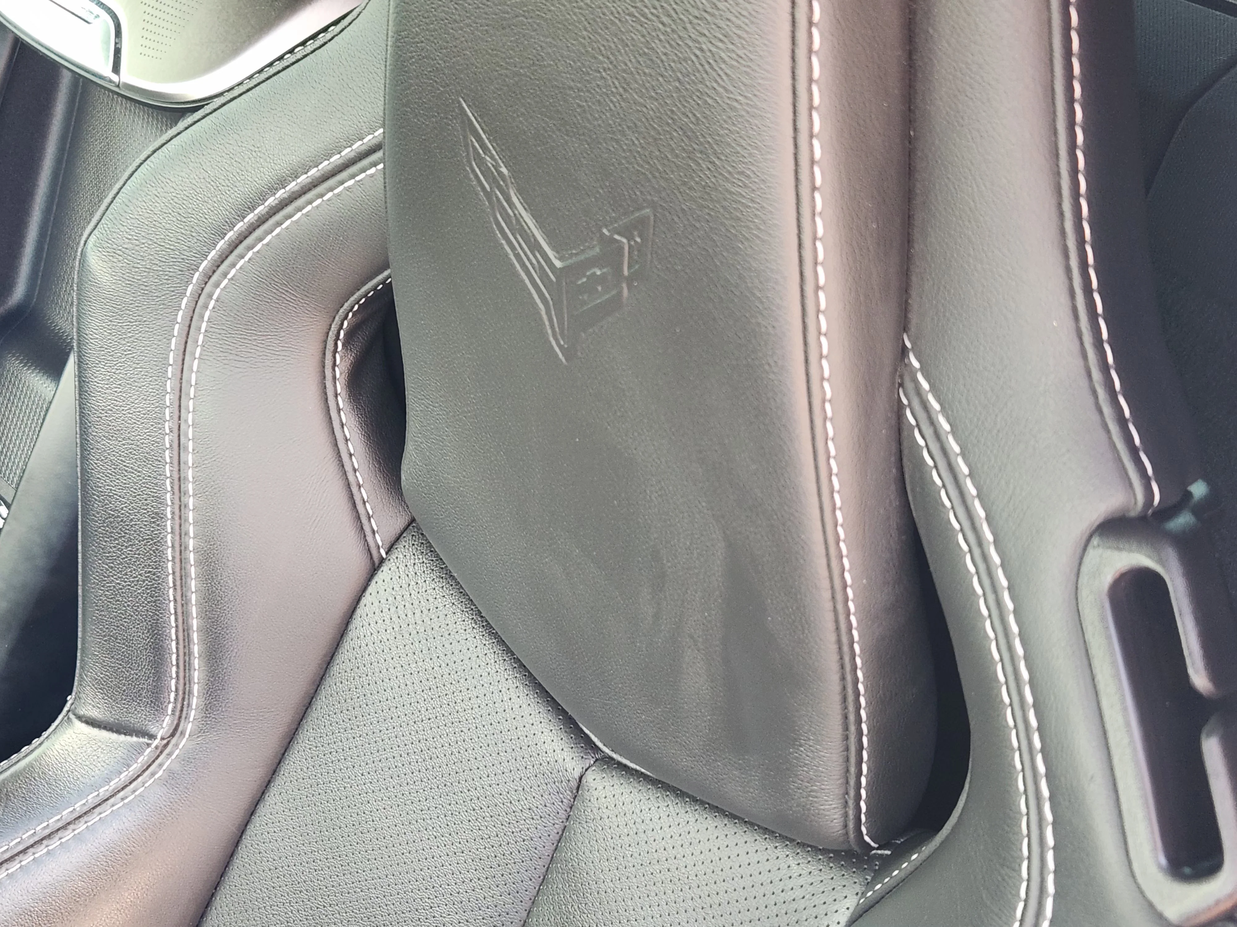 Used 2021 Elkhart Lake Blue Metallic Chevrolet Stingray 2LT image 16