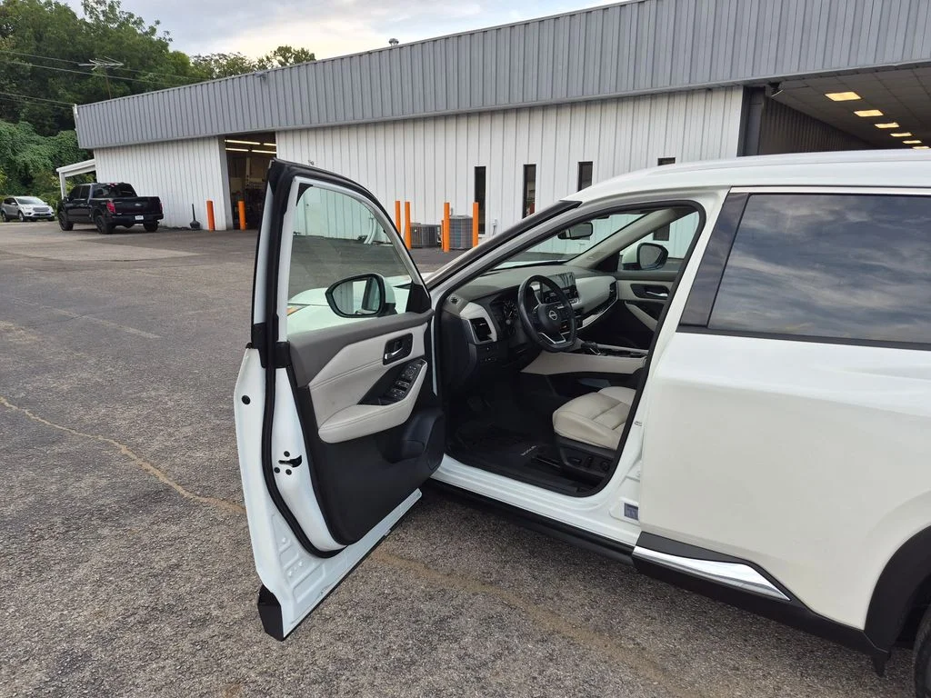 Used 2023 White Nissan SL image 10