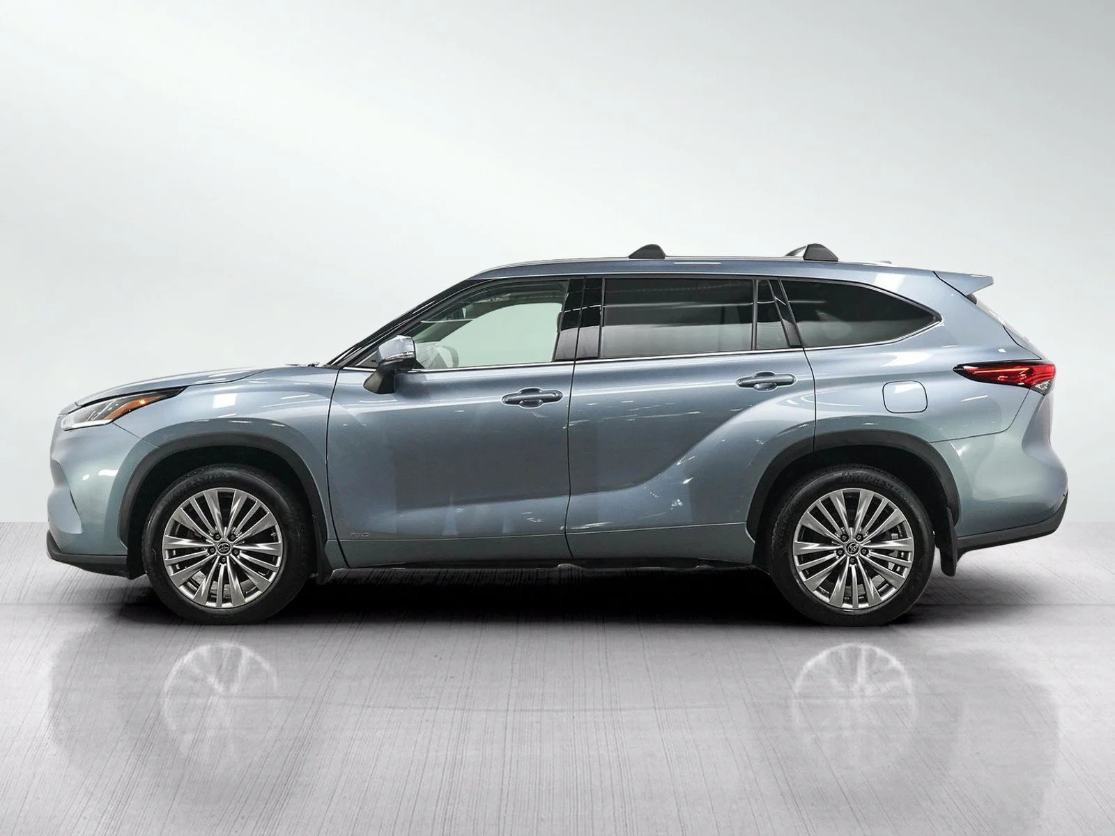 Used 2023  Toyota Hybrid Platinum image 2