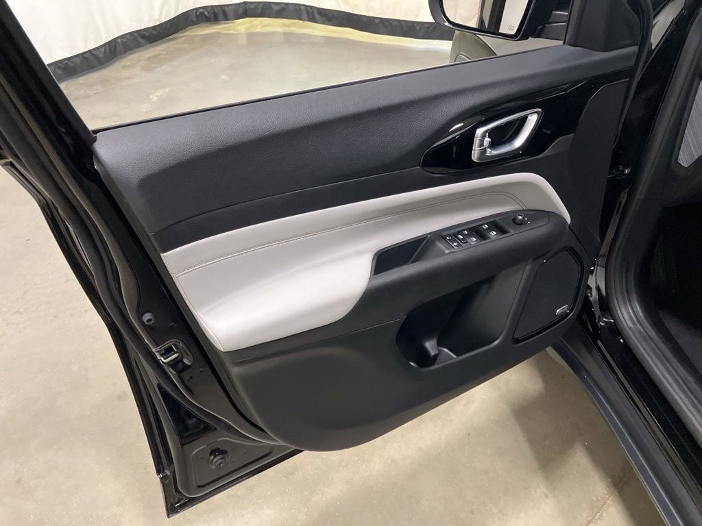 New 2026 Diamond Black Crystal Pearl-Coat Exterior Paint Jeep Limited image 10