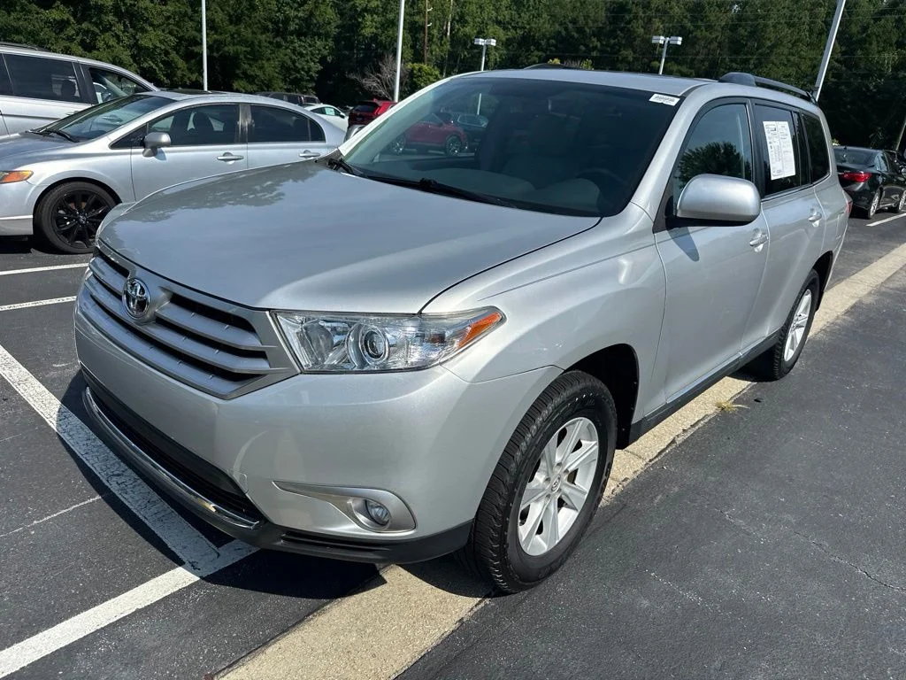 Used 2013 Classic Silver Metallic Toyota SE image 7