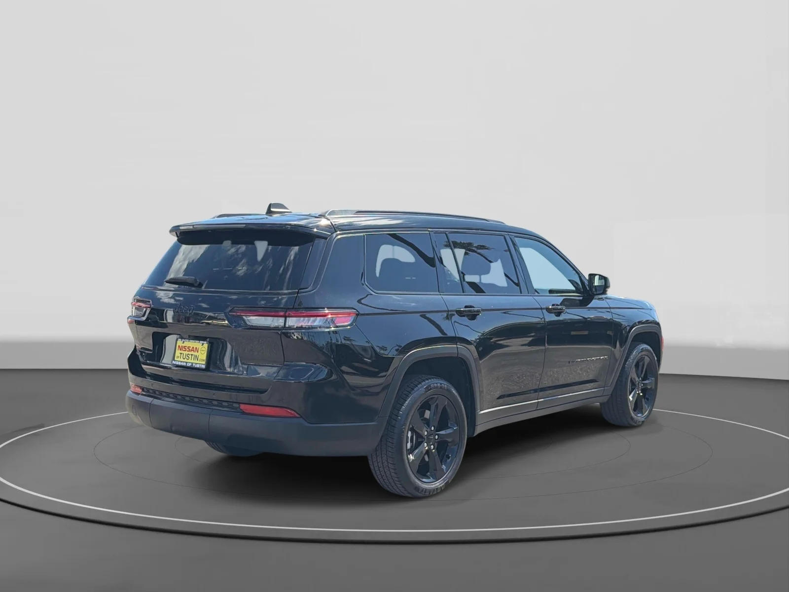 Used 2022 Diamond Black Crystal Pearlcoat Jeep Altitude image 7