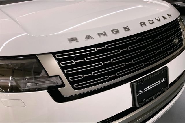 Used 2023 White Land Rover SE image 33