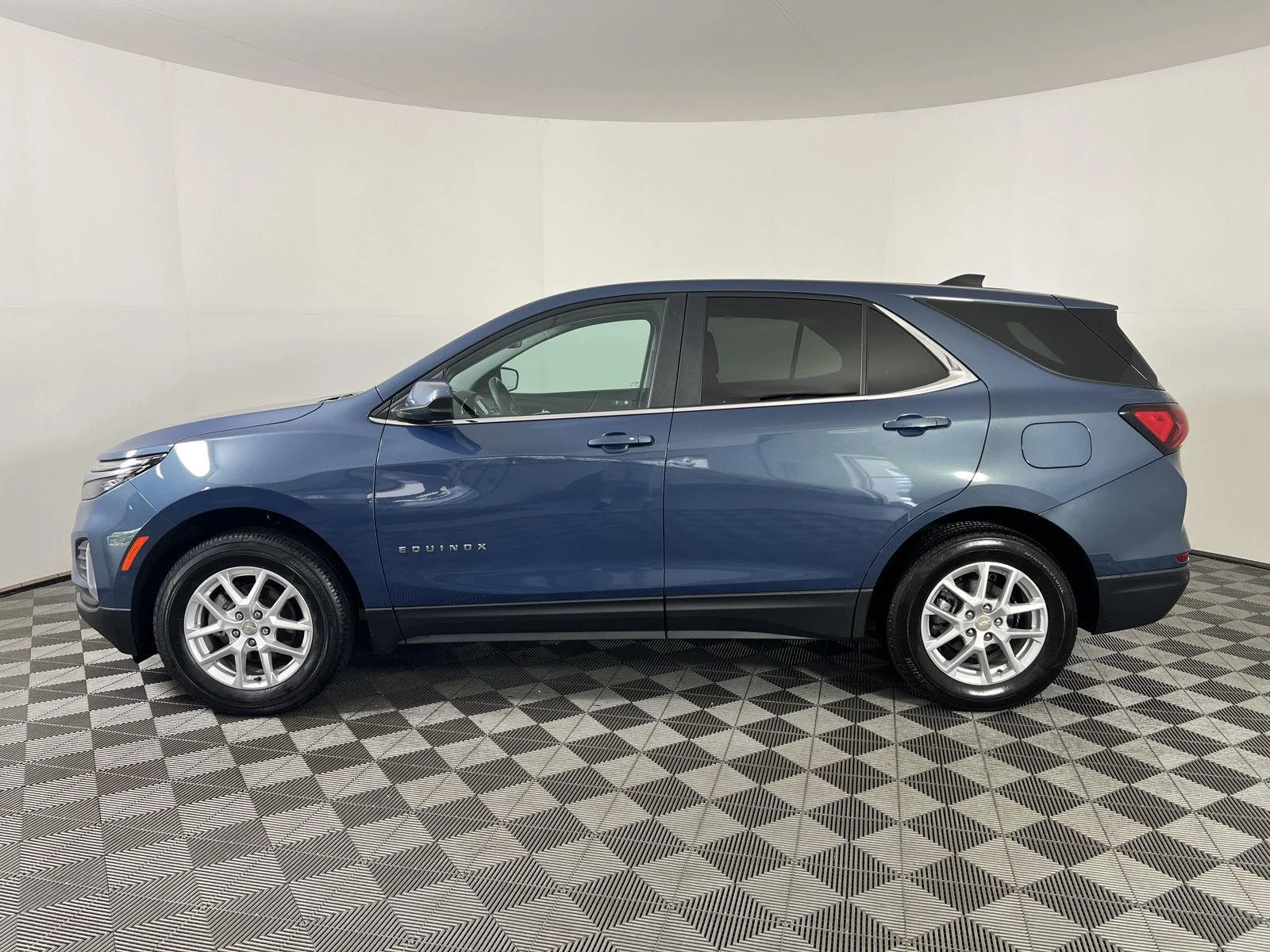 Used 2024 Lakeshore Blue Metallic Chevrolet LT image 27