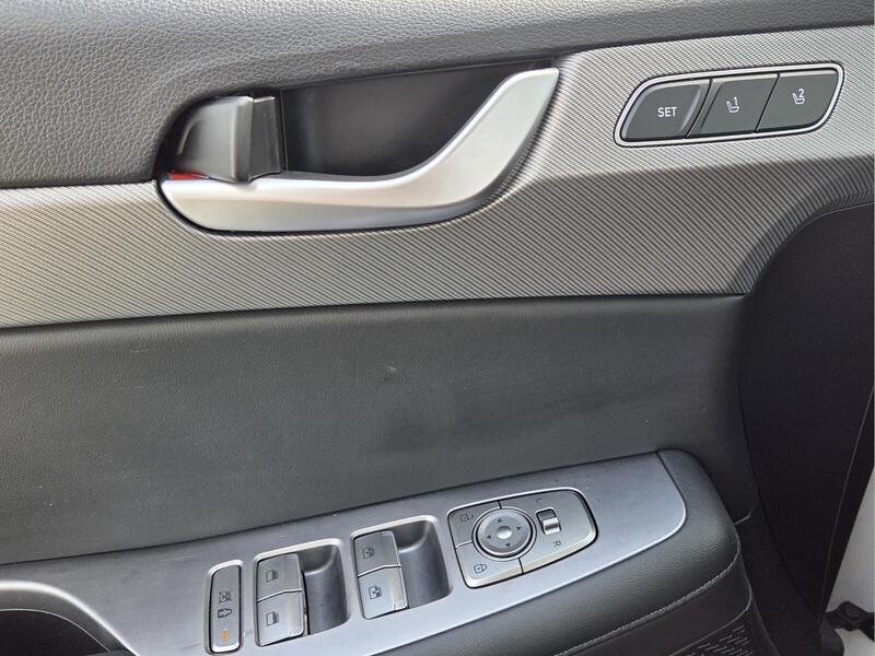 Used 2023 White HYUNDAI SEL FWD image 21