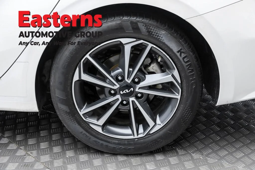 Used 2022 White Kia LXS image 8