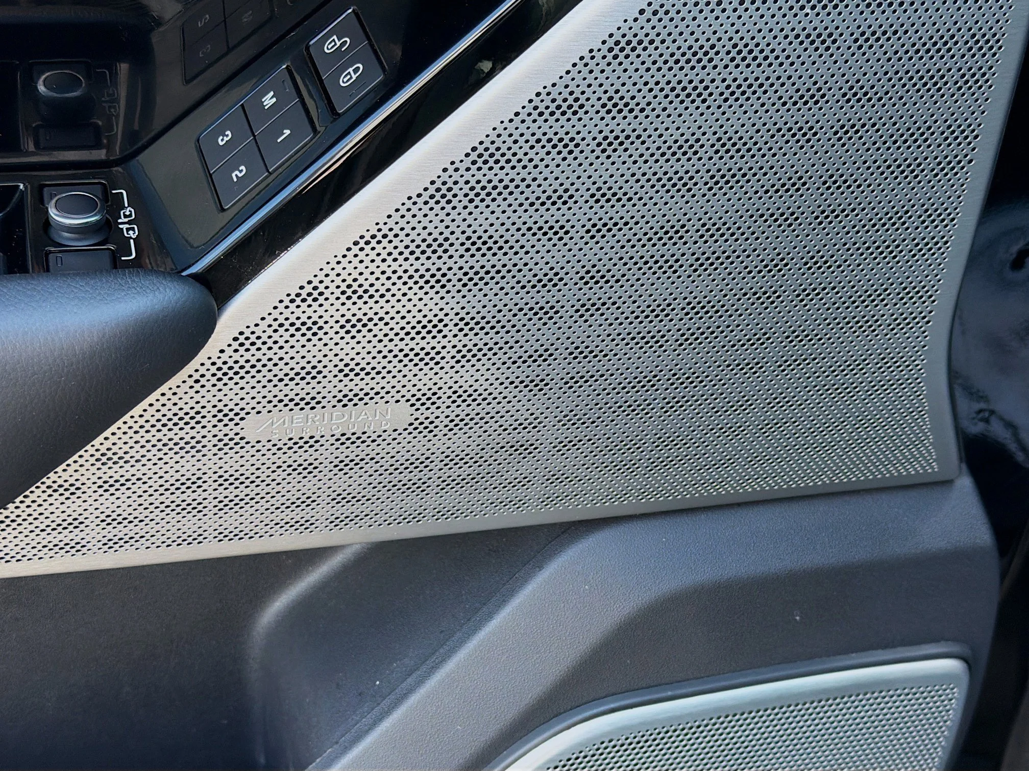 Used 2019 Narvik Black Land Rover R-Dynamic SE image 23