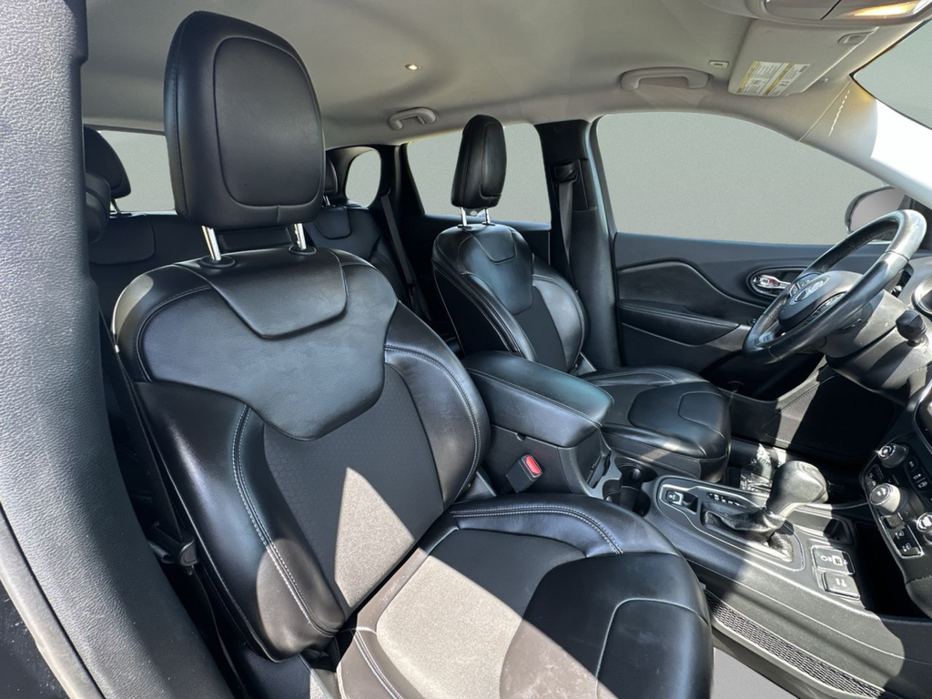 Used 2019 Black Jeep Latitude Plus image 38
