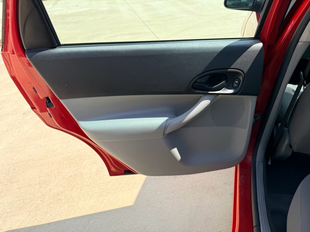 Used 2006 Infra-Red Clearcoat Ford SE image 20