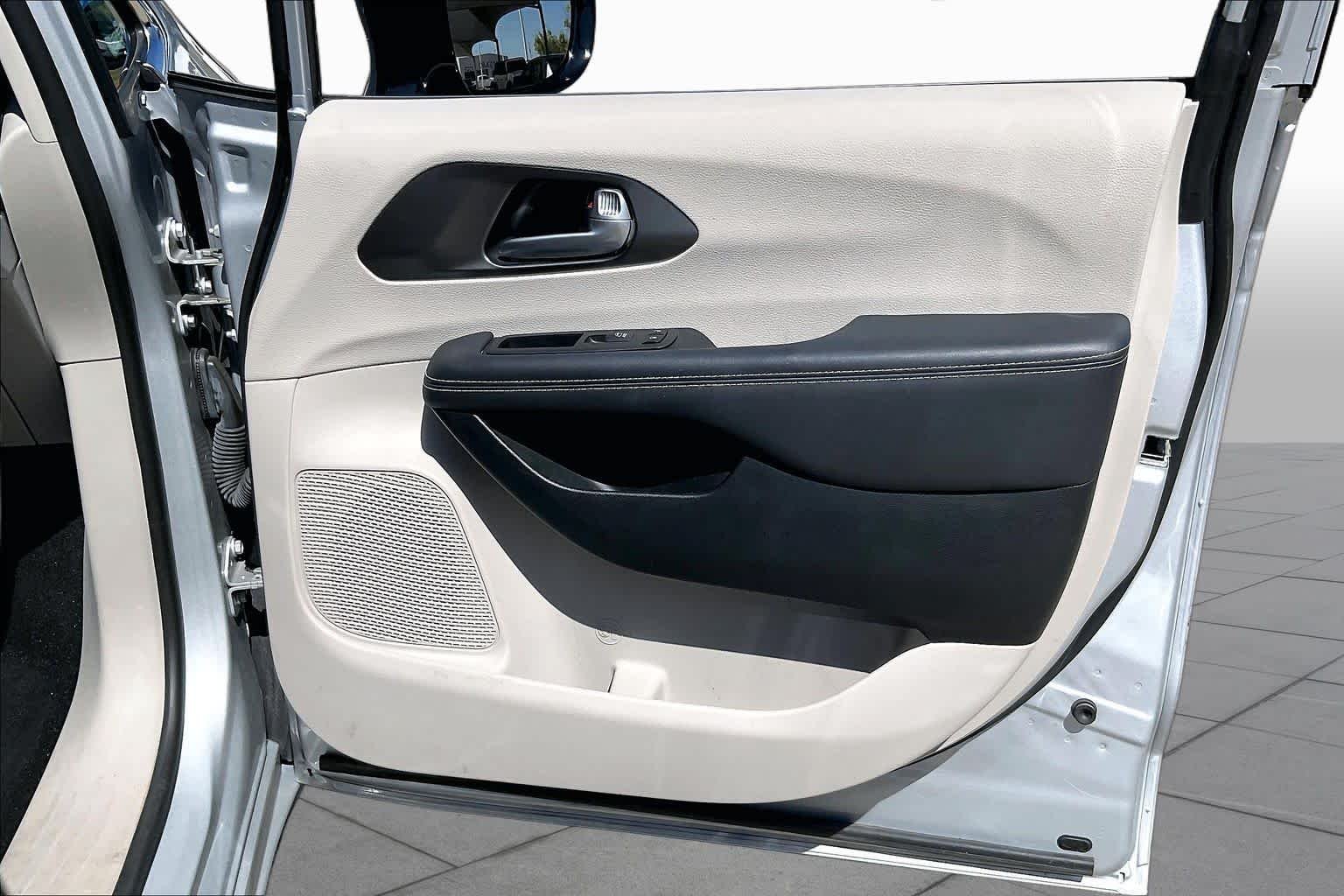 Used 2024 Silver Mist Clearcoat Chrysler Touring L image 22