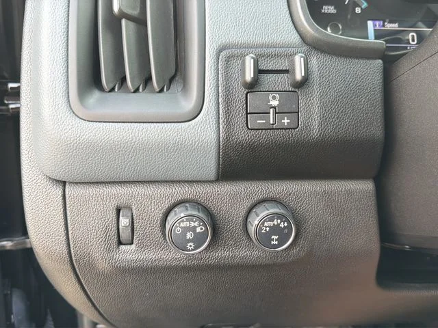 Used 2018 Black Chevrolet Z71 image 13