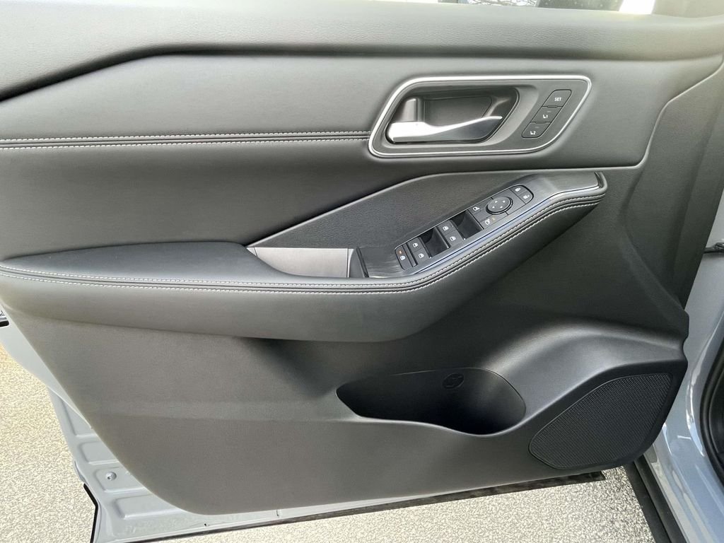 New 2026 Boulder Gray Pearl / Super Black Two-tone Nissan Platinum image 16