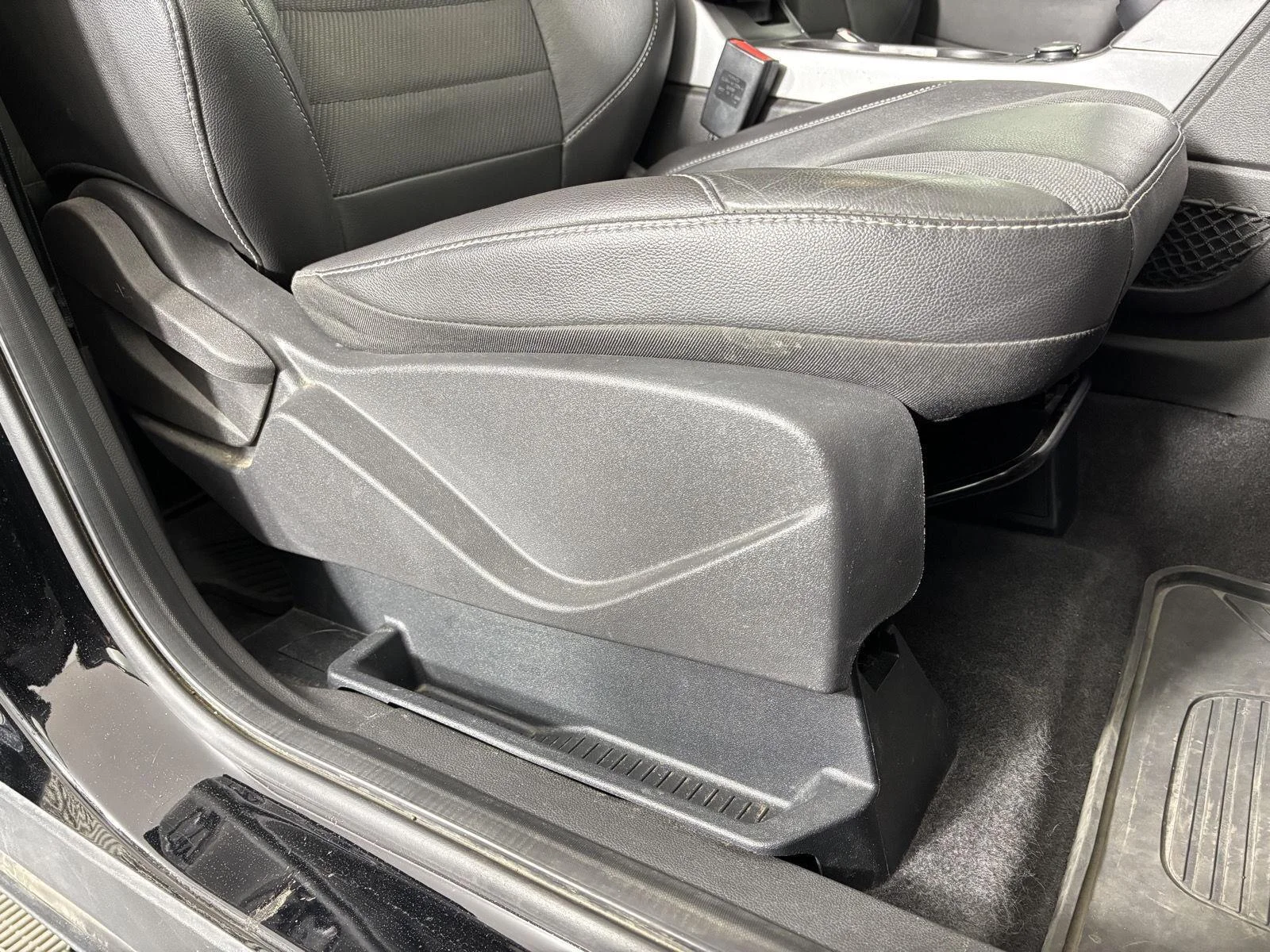 Used 2016 Shadow Black Ford SE image 23