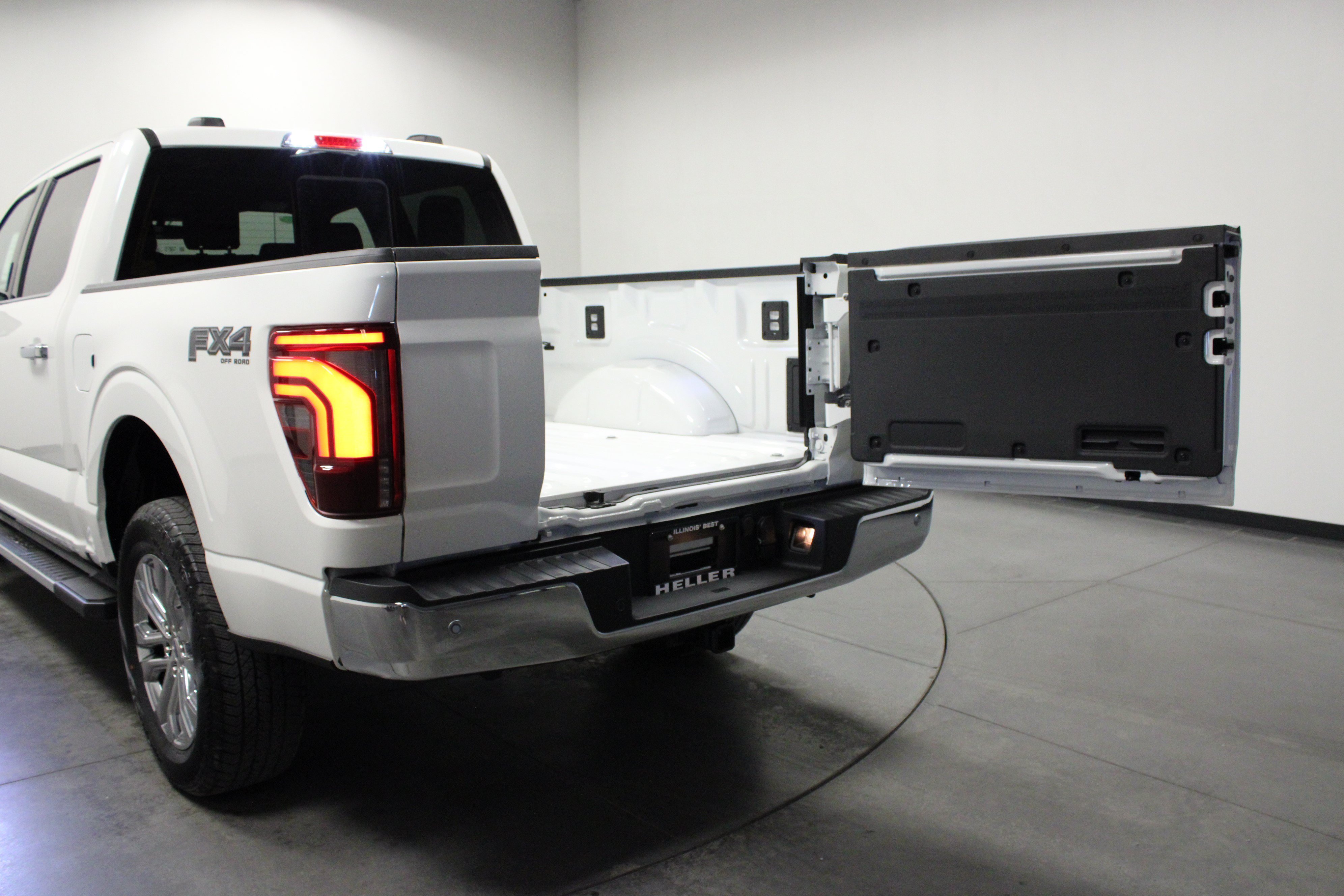 New 2026 Star White Metallic Tri-Coat Ford LARIAT image 14