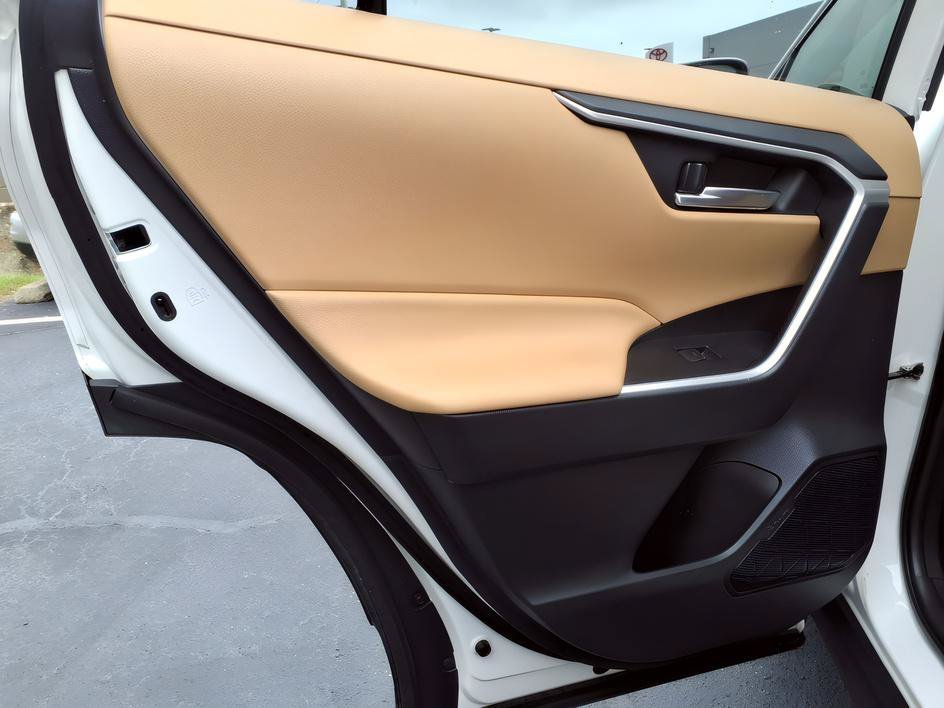 Used 2023 Ice Cap Toyota Hybrid XLE image 13