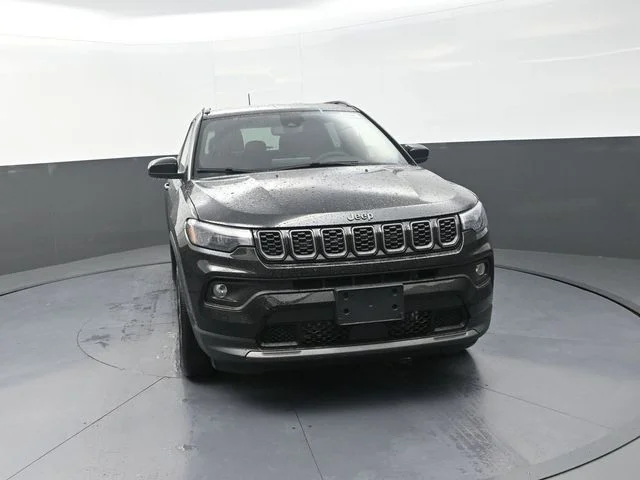 New 2026 Diamond Black Crystal Pearl-Coat Exterior Paint Jeep Latitude image 4