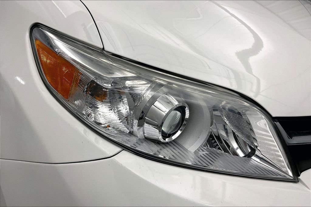 Used 2019 White Toyota LE image 34