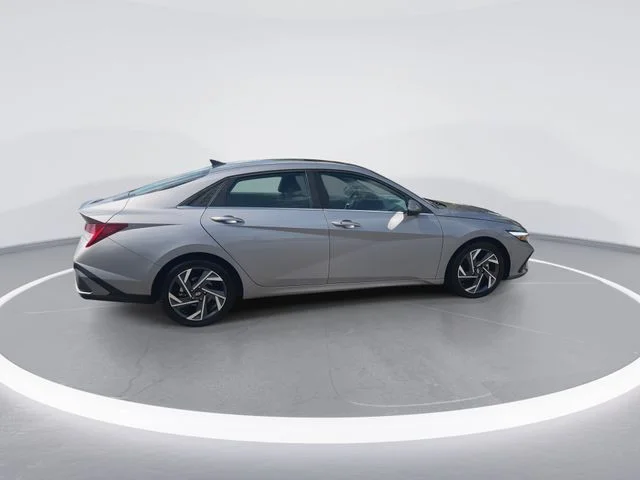 Used 2025 Silver Hyundai SEL Convenience image 9