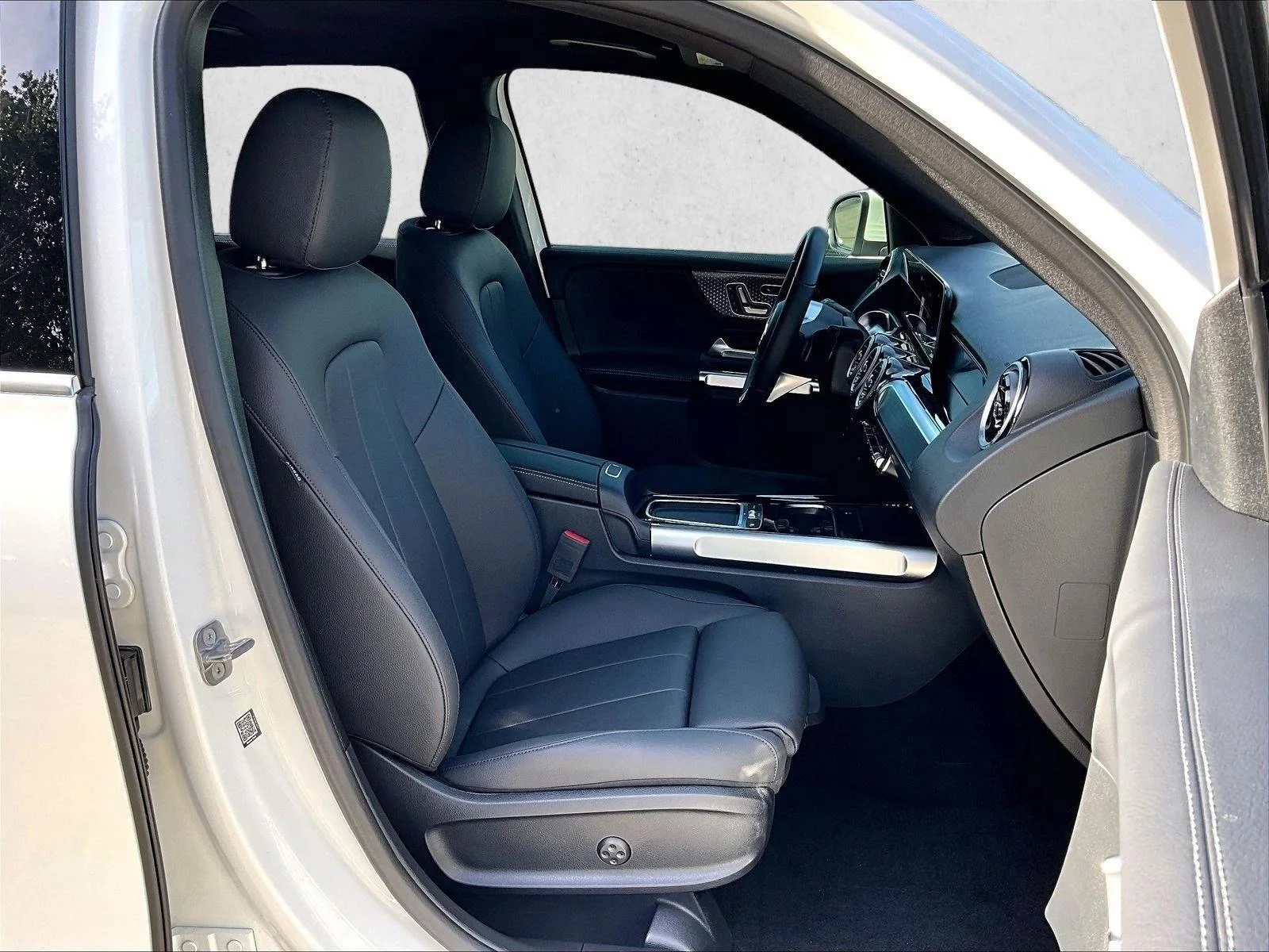 Used 2026 Polar White Mercedes-Benz GLB 250 image 9