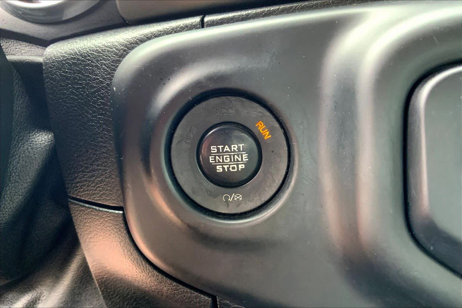 Used 2018 Punkn Metallic Clearcoat Jeep Sport S image 30