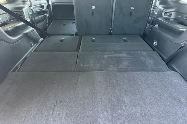 New 2026 Baltic-Gray Metallic Clear-Coat Exterior Paint Jeep Limited Reserve image 15